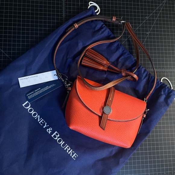 NEW WITH TAGS! DOONEY & BOURKE ALL LEATHER CROSSBODY BAG - Picture 5 of 7